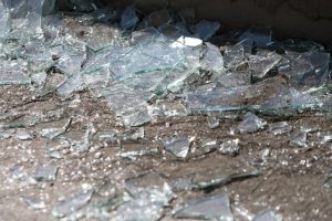 В Хабаровском крае подростки разбили окна в избирательном участке