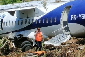 В Индонезии самолет с 48 пассажирами на борту выкатился за взлетно-посадочную полосу