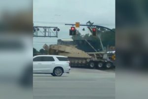 в США поезд столкнулся с грузовиком, перевозившим артиллерийскую установку